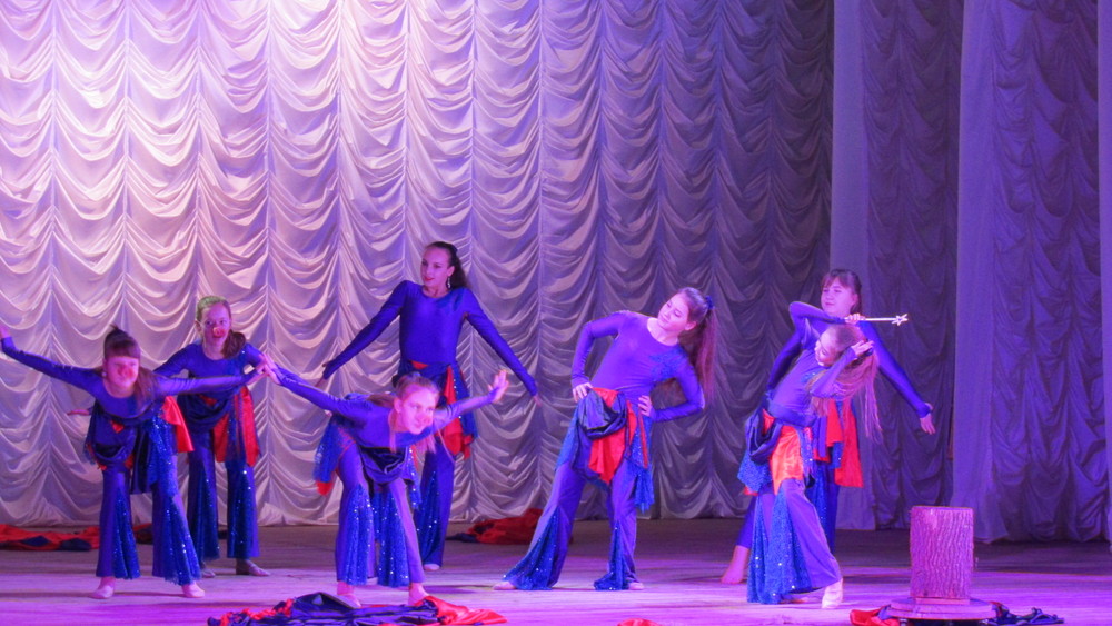 Концерт танцевальных коллективов «Восточные сказки» и «Рахат лукум» - «Летящей походкой»