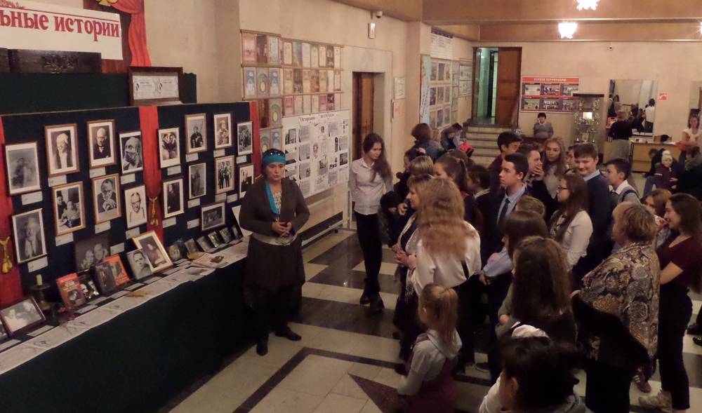 В Доме культуры «Барыбино» продолжает работу выставка «Театральные истории»